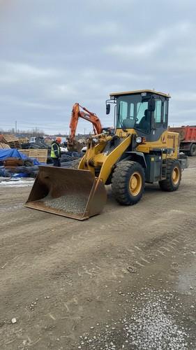 фронтальный погрузчик на строительной площадке